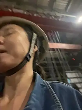 Li61316 - 完成目标在办公室外面的走廊上尿尿