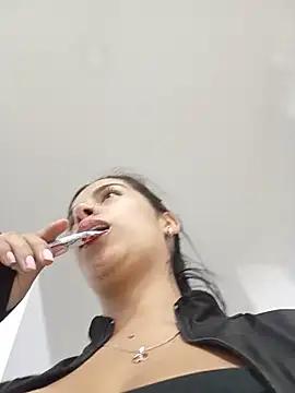 Nathaly_12 - Take off my bra in public.