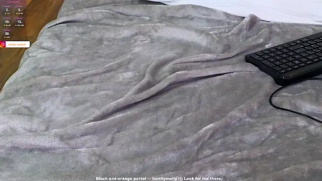 Lovelly_molly1 - eye contact + lick fingers very sexy
