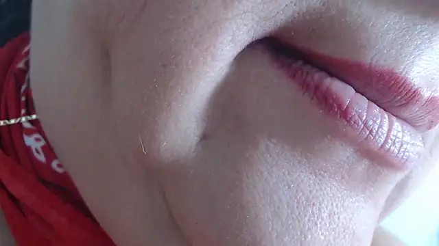 Kerly_Doll - spit / lips / tongue