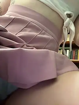 Freaky__Nikki - rub my tits in library