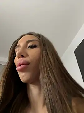 BlueEyes_BB - Topless for 5 min + pinch nipples