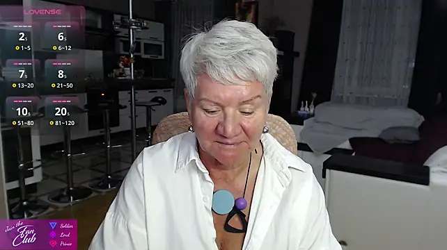 Roxana_brooks - show boobs and wiggle