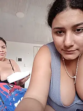 Sara_y_Amy - Show tits both girl
