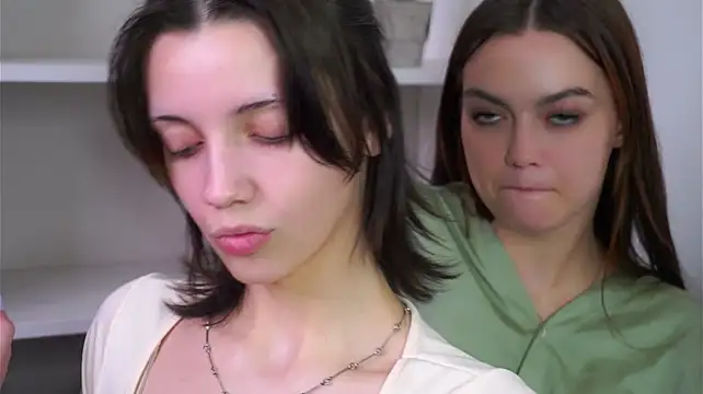 SelinaPack - To bite one's lips