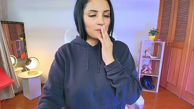 Julieta92_ - I show a little more skin under my open