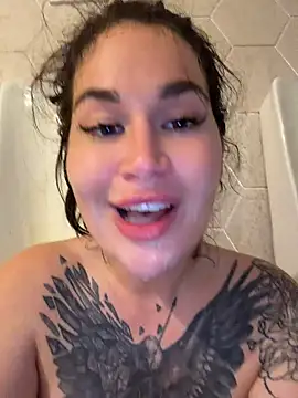 TattooGirlAlia - TAKE OFF TOP IN THE MAN TOILET