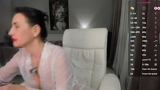 MissGiulia - BODY TOUR EROTIC TEASE