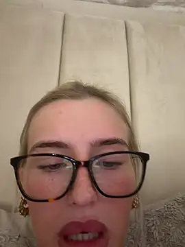 Blondetart69 - LEGS SPREAD NAKED 5 MIN