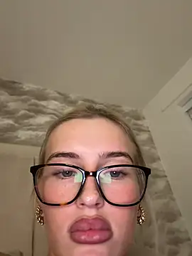 Blondetart69 - LEGS SPREAD NAKED 5 MIN