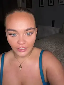 MaddisonWhitex - Shake & play with boobs (3 min)