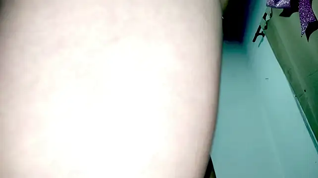 PetiteIvoryQueen19 - ride the dildo with my ass