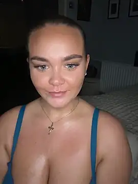 MaddisonWhitex - Dildo handjob (3 min)