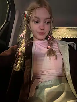 Elsawhere - show pussy from below POV!