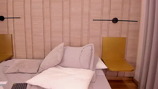 Lhana_fox - Juicy jiggle ass with oil