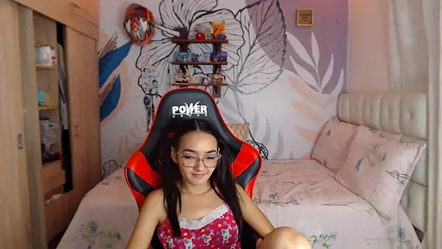 LinzyBaner - Make my pussy get wet for you.