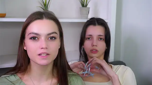 SelinaPack - Gently play with our hair