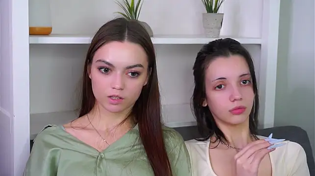 SelinaPack - Gently play with our hair