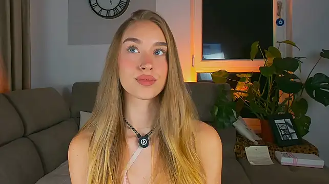 SugarSkye - Fully naked teasing time 😏