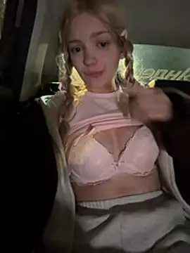 Elsawhere - show tongue + little saliva play 😻💦