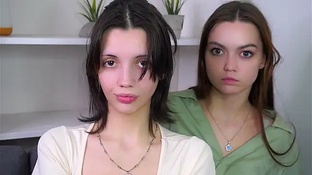 SelinaPack - Gently play with our hair