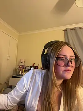 Cherryrosealiee - flash boobs