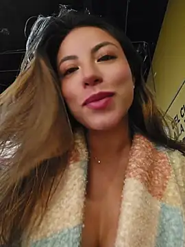 Karen_San_Miguel - Omg ! Open coat in public + surprise 😈