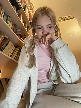 Elsawhere - top up! squeeze boobs in bra! 🔞🍒