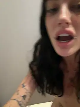 Melissa_crazy - leave pantie outside door 😈