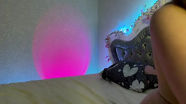 Jessica1West - Fully Naked Tease in the Bed