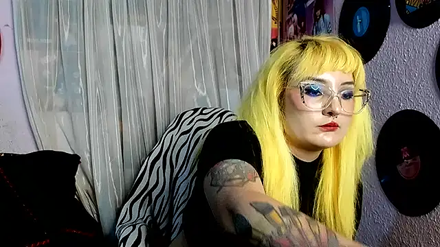 Avril_Maria - show boobs and spanks hard