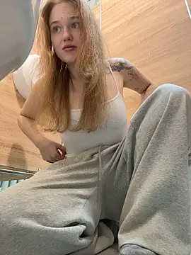 RussianWoman - put phone under top for show boobs