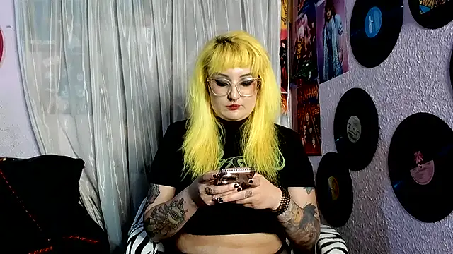 Avril_Maria - show boobs and spanks hard