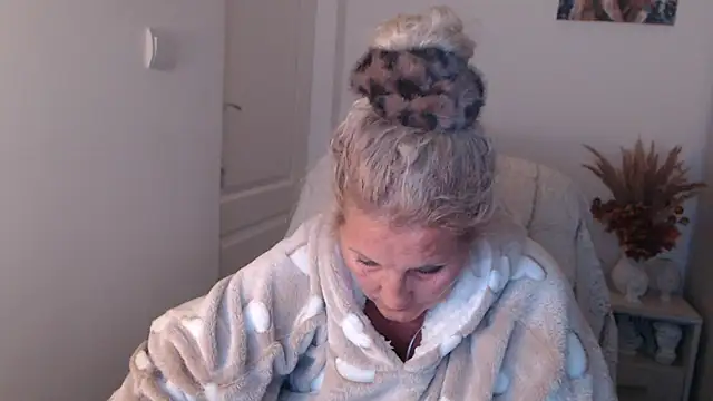 Divineblond - lets cum togheter......more wet