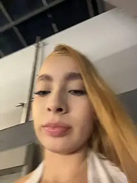 Isabella-gaviria - RIDING DILDO IN TERRACE DE MALL + CUM 😈