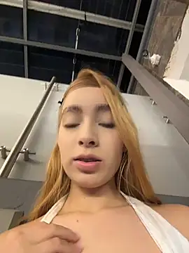 Isabella-gaviria - RIDING DILDO IN TERRACE DE MALL + CUM 😈