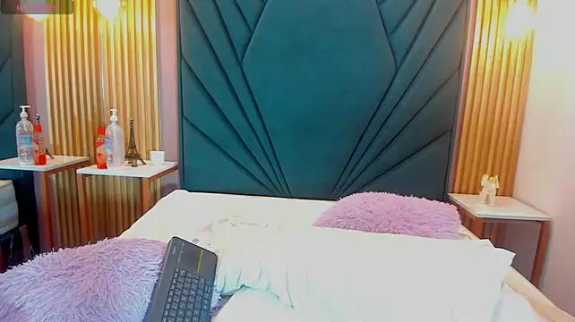 Sotf_Charlotte - squeeze breasts