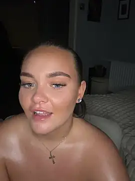 MaddisonWhitex - Shake & play with boobs (3 min)