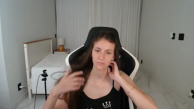 Upssnowy - Show ass no panties