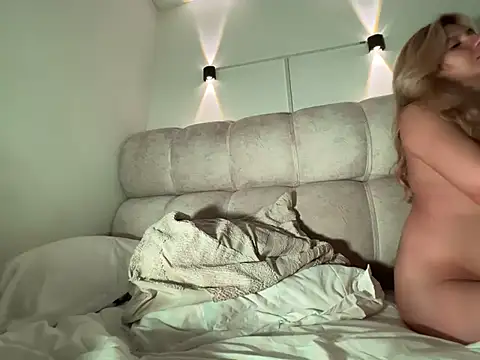 Mia_curry - Help pay for MY university