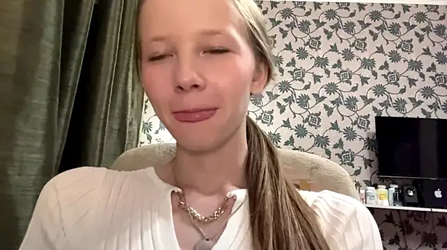 DionnaStrech - lets lick the camera to show my tongue^^