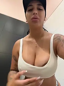 Hannahoff - SHOW BIG BOOBS IN PUBLIC