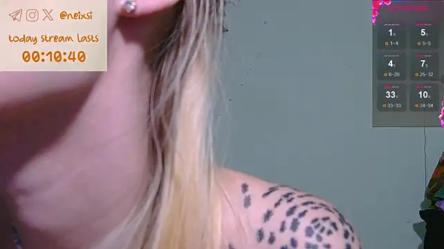 Ixsi - fingering pussy in doggy