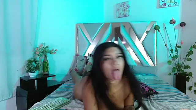 EmmaEvans07 - show breasts
