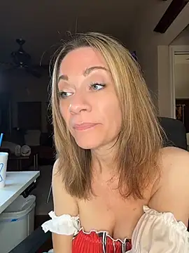 EdenDelilah1 - Rub lotion on my tits