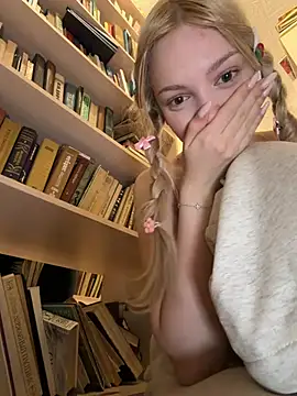 Elsawhere - Elsa flash ur bra right in library 📚🍒