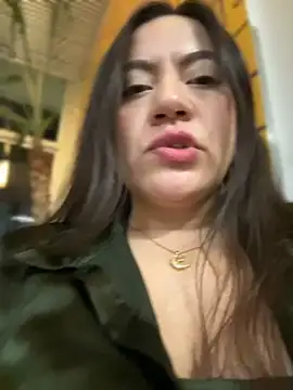 Bella_Pascualina - Fingers in my pussy in public