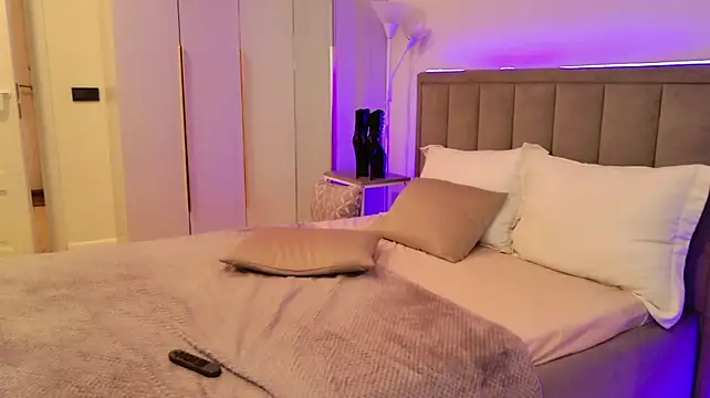 Trophy_x_W1fe - Hand in panties -rub clit