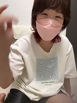 Emma_9259 - 膝立ちでクリひん剥き！