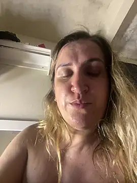 Bia_sexynovaes - Bia mete de 4 na máquina +3 🕹️